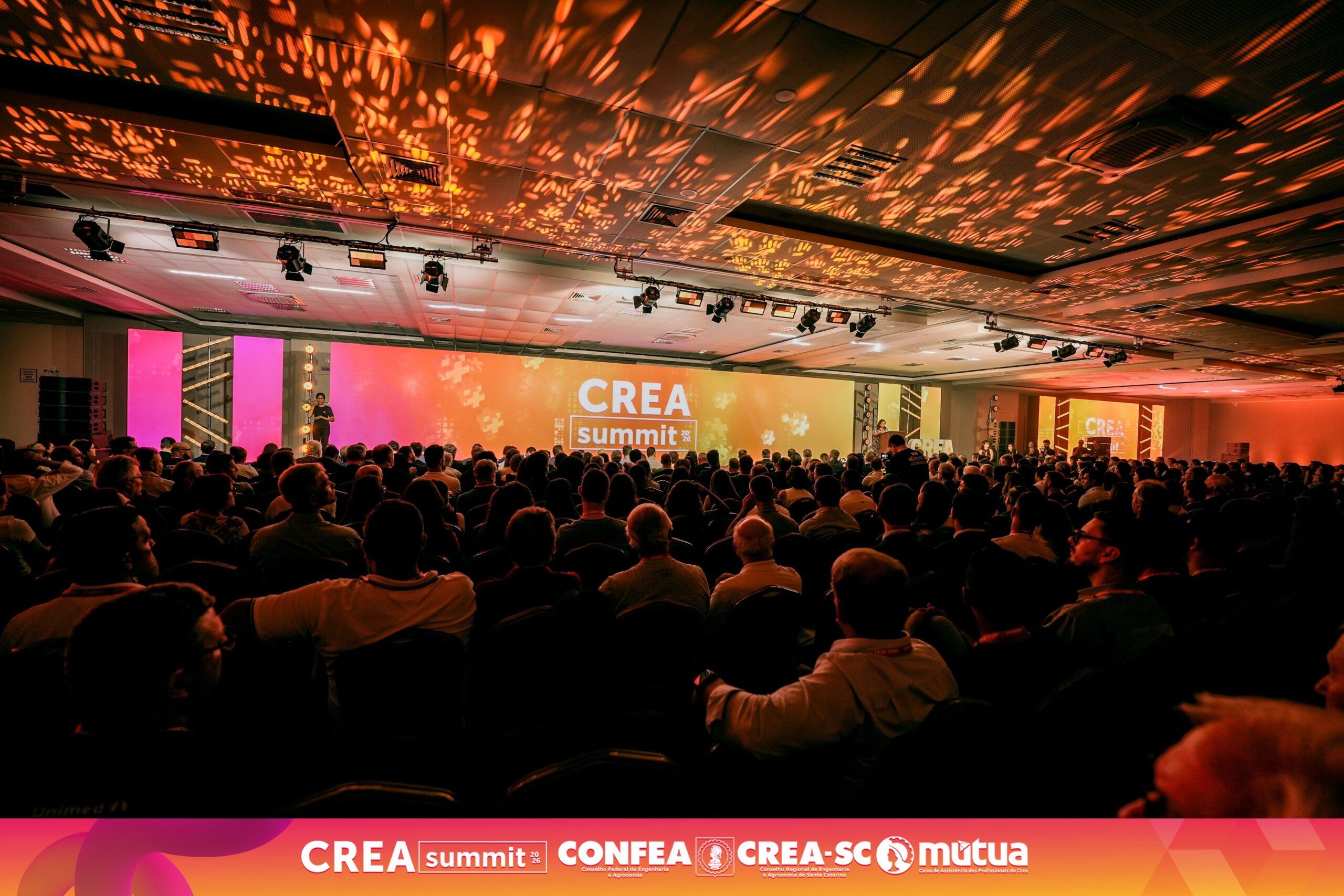 Engenheiro Edson Gonçalves Martins entrevistando durante o CREA Summit 2026