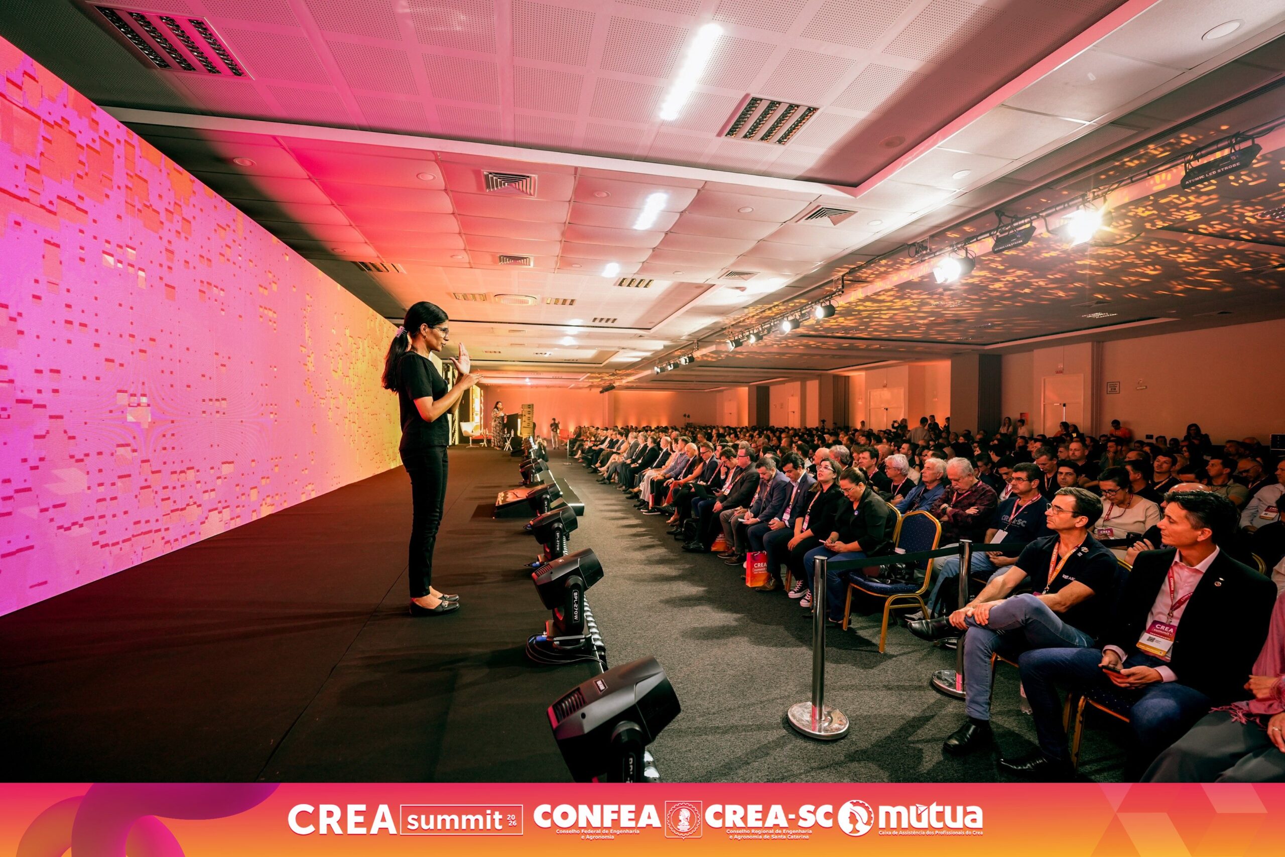 Intérprete de Libras durante o CREA Summit 2026