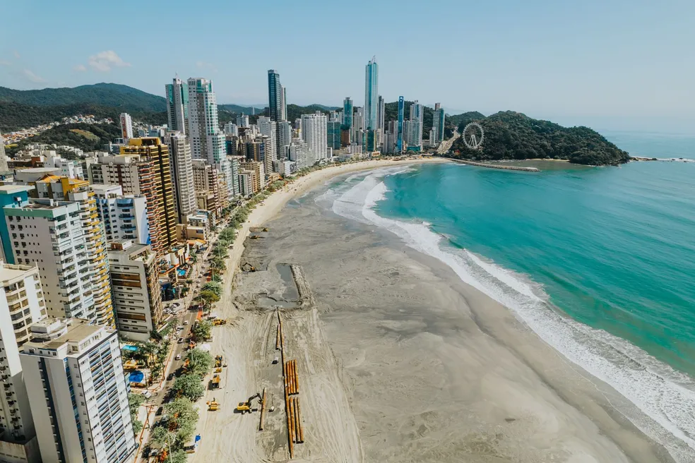 Imagem original do alargamento da praia de Balneário Camboriú sem IA