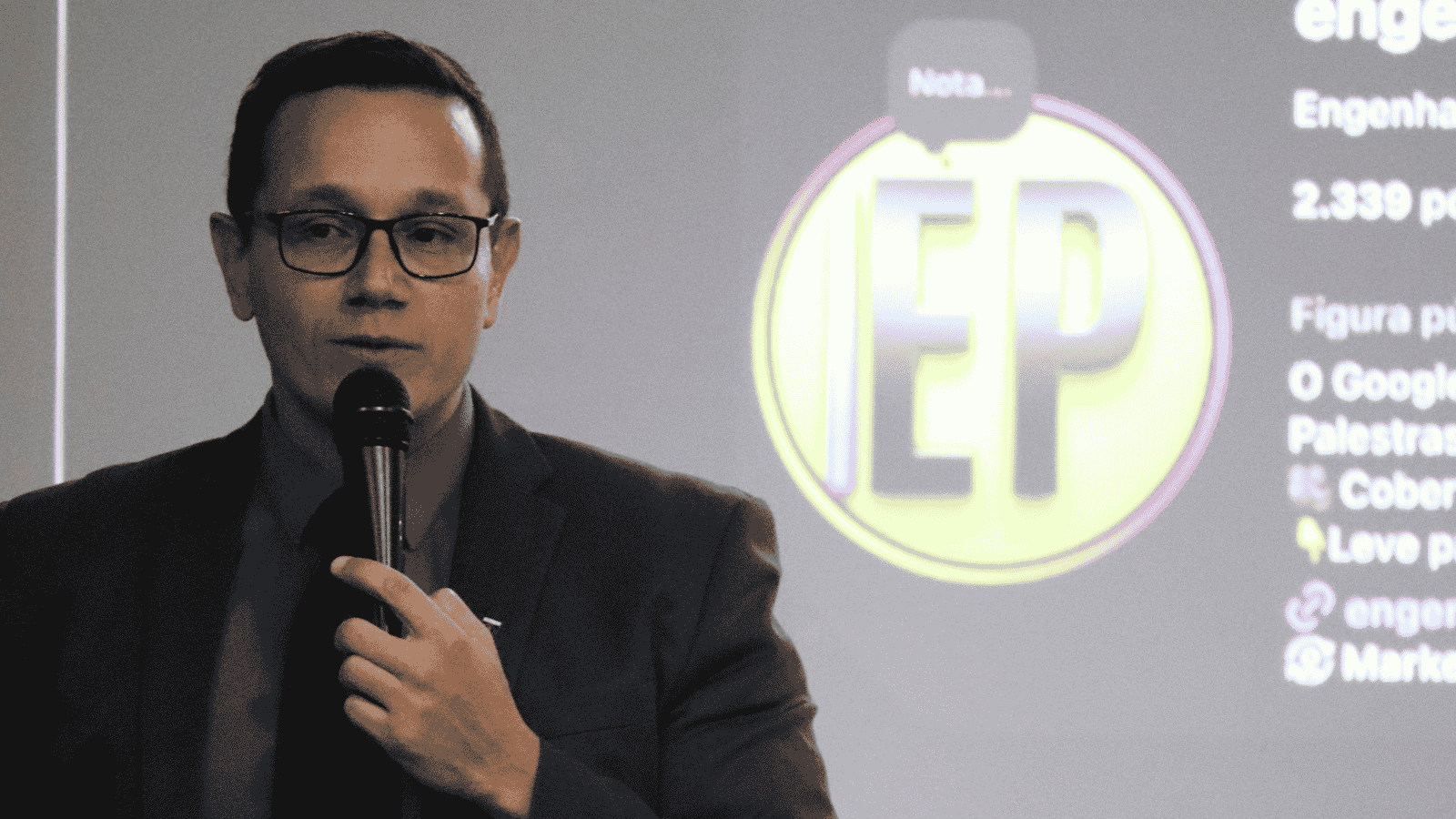 Palestra sobre Inteligência Artificial, produtividade e Nova Engenharia com telão