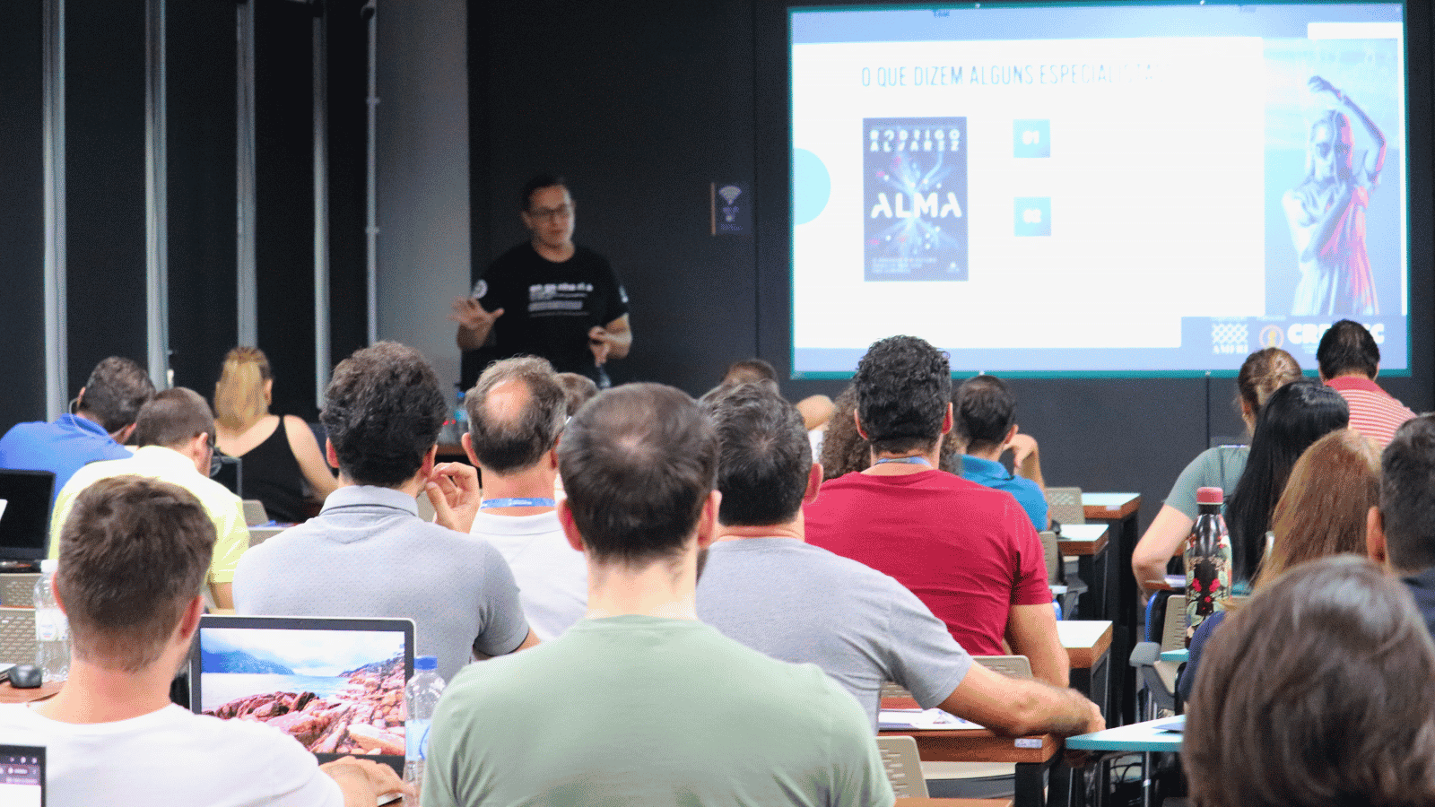 Engenheiro Edson Gonçalves Martins palestrando sobre Inteligência Artificial para empresas e engenharia