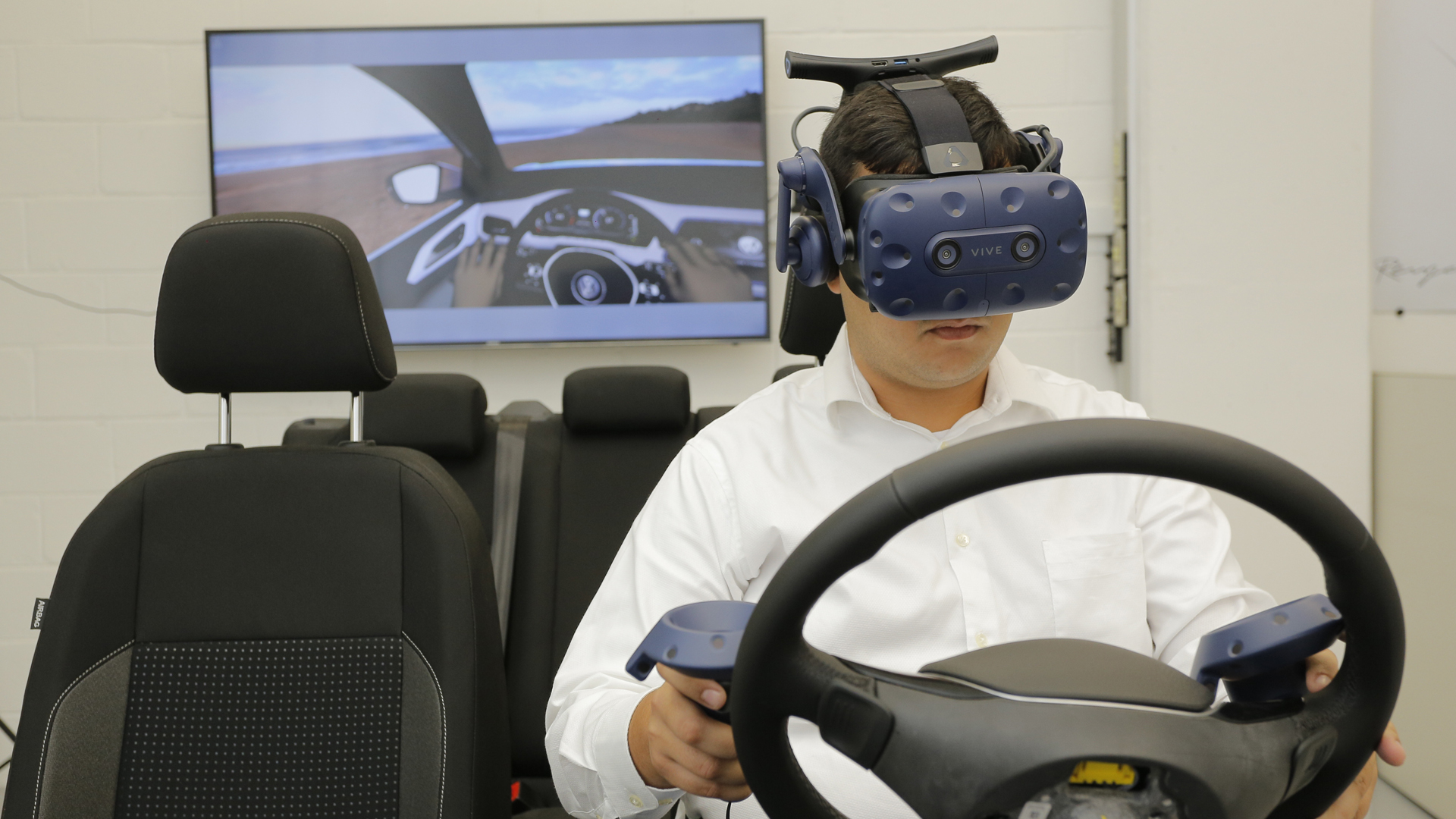 Profissional usando realidade virtual no Laboratório de Protótipo Virtual da Volkswagen em São Bernardo do Campo