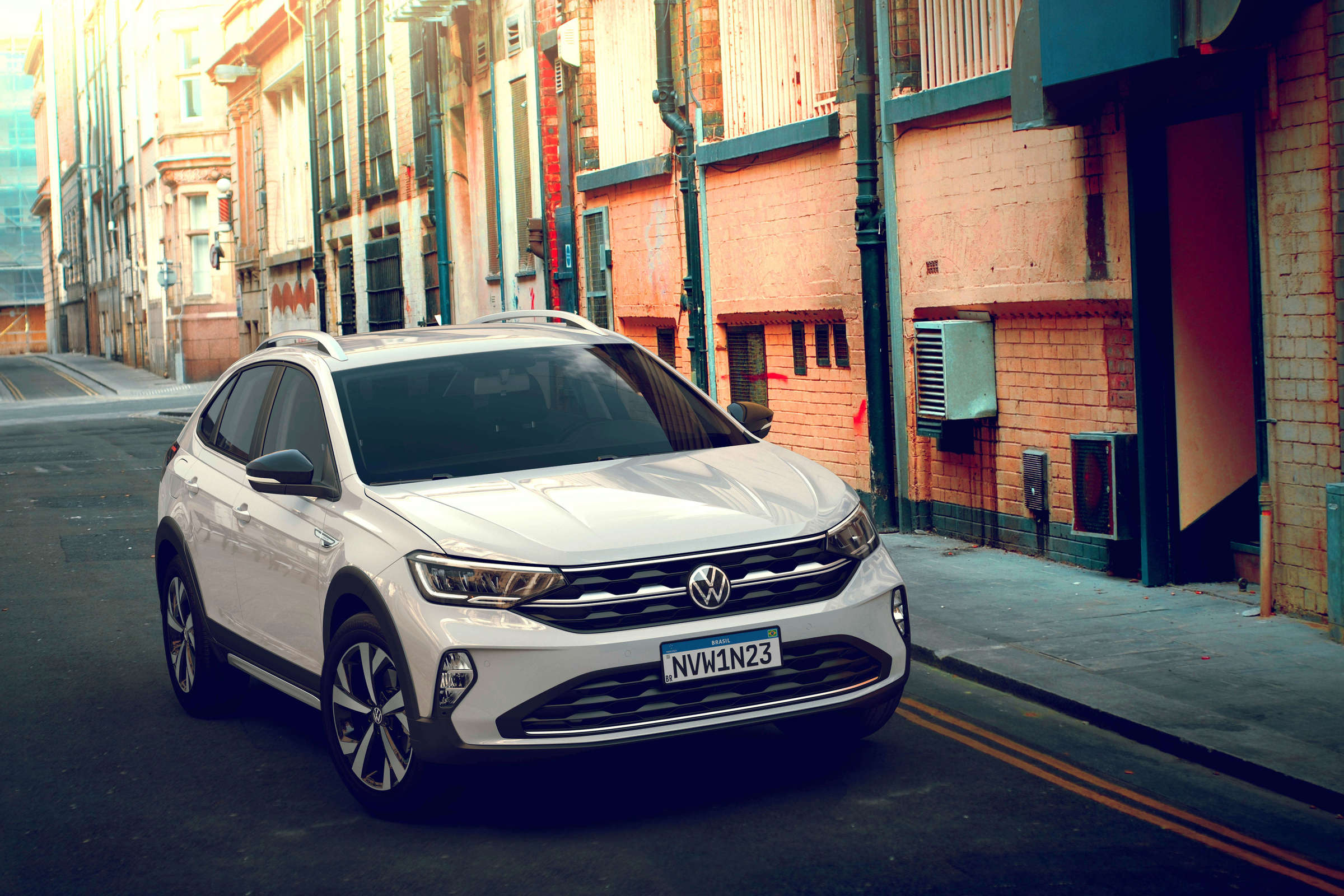 Volkswagen Nivus fotografado em ambiente urbano, projeto criado na América do Sul e levado à Europa