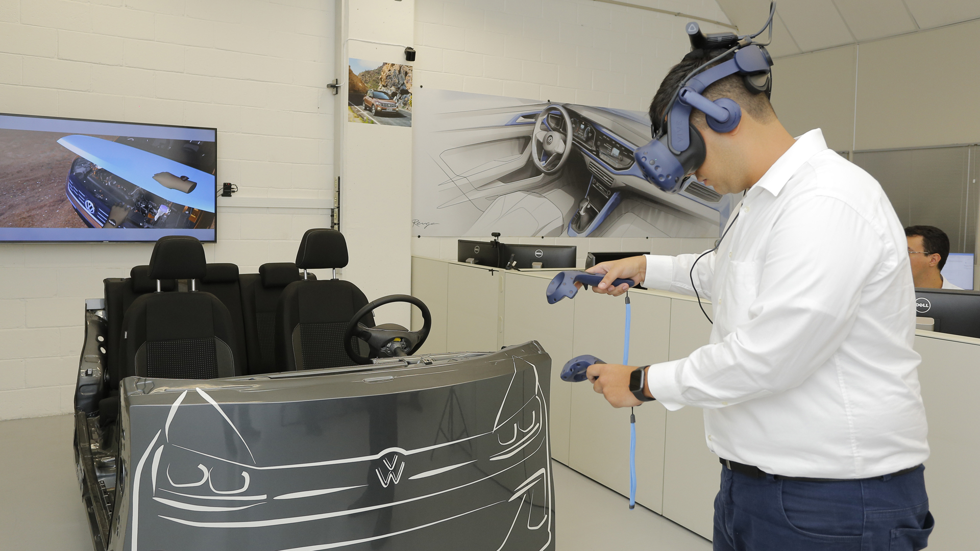 Profissional interagindo com o modelo digital de um veículo no laboratório da Volkswagen